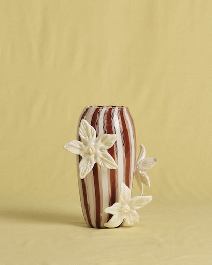 Conie Vallese añadió sus característicos motivos florales a este jarrón de vidrio soplado diseñado en colaboración con la firma By Malene Birger. 