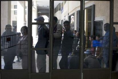 Colas de inmigrantes en el Ayuntamiento de El Ejido, Almería.