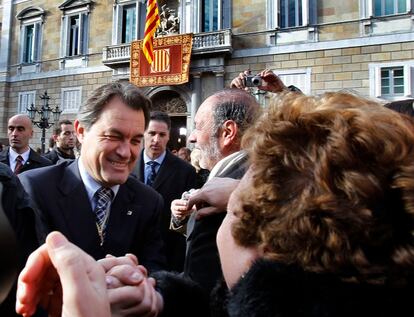 Artur Mas, saludando al público que se ha desplazado a la plaza de Sant Jaume para darle la bienvenida
