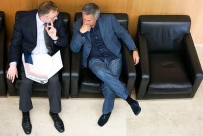 Mourinho y el abogado Jean Louise Dupon, esta mañana en la sede de la UEFA.