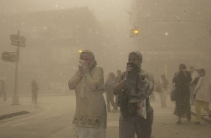 En un nuevo momento de horror, la Torre Sur colapsa en apenas 11 segundos a las 9.58. Media hora más tarde, se derrumba la Torre Norte. En la fotografía, a gente intenta huir del colapso cubriéndose del polvo generado.