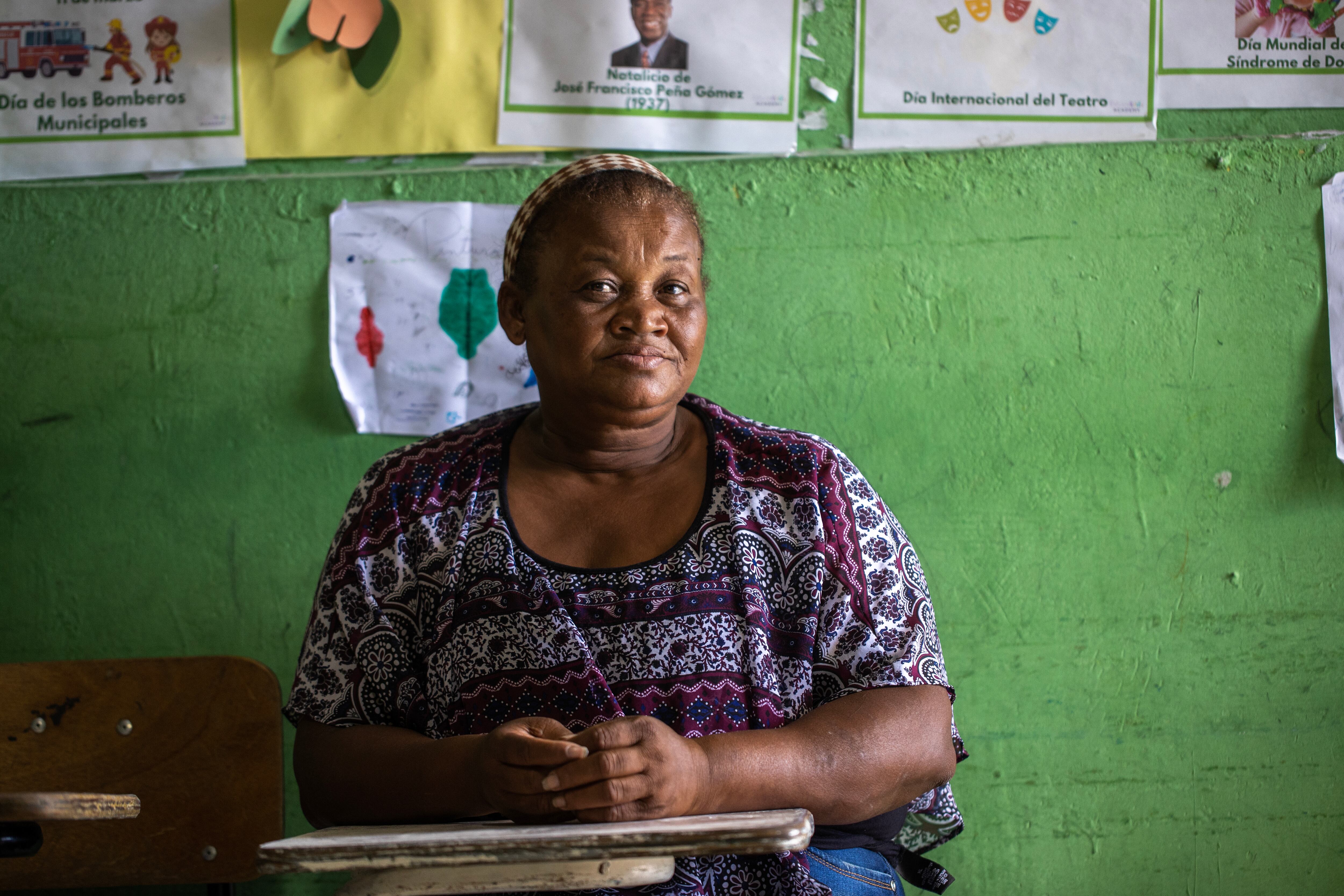 María, directora de una escuela comunitaria en Villa Esperanza, en una de las aulas.