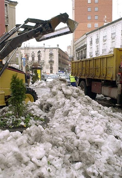 Retirada de la nieve acumulada en las calles de Burgos que dificultaba el tránsito de peatones y vehículos.