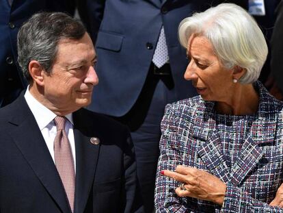 Mario Draghi, presidente del BCE, y Christine Lagarde, directora gerente del FMI, en una reunión del G7 en Bari en mayo de 2017