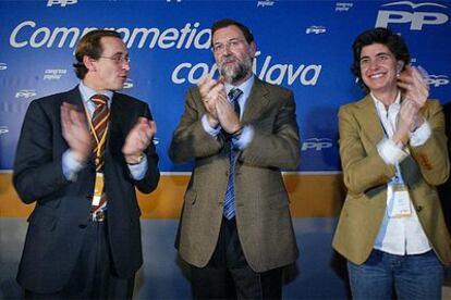 Mariano Rajoy y María San Gil posan junto nuevo presidente de los populares de Álava, Alfonso Alonso.