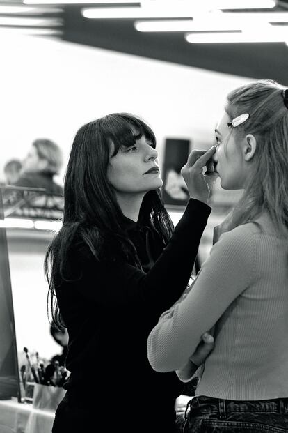 Lucía Pica retoca personalmente a una modelo en el backstage del desfile prêt-à-porter de Chanel o-i 2020-21.