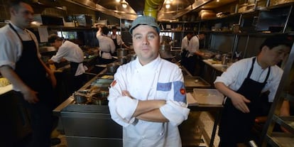 Guillermo Trullás posa en la cocina de su restaurante El Willy, de Shanghái.