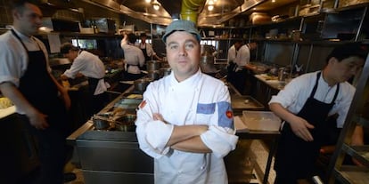 Guillermo Trullás posa en la cocina de su restaurante El Willy, de Shanghái. 