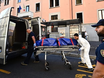 La policía evacúa el cadáver de una de las víctimas del incendio declarado en una residencia de ancianos de Milán, este viernes.