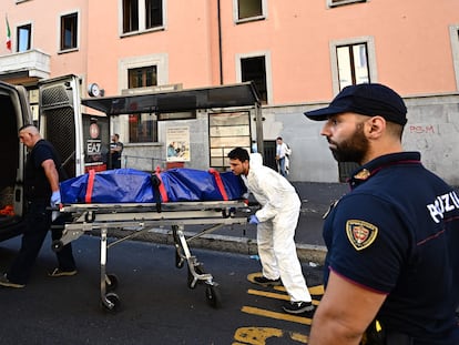 La policía evacúa el cadáver de una de las víctimas del incendio declarado en una residencia de ancianos de Milán, este viernes.