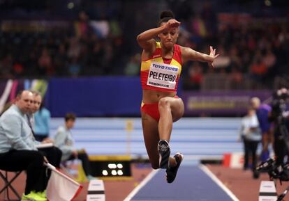 La gallega Ana Peleteiro consiguió con 22 años un hito histórico en el atletismo español al conseguir la primera medalla -bronce- en unos Mundiales en pista cubierta con el mejor salto de su vida: 14,40 metros. En la imagen, Ana Peleteiro durante la final de triple salto.