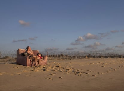 Una pareja israel&iacute; descansa en la playa de Kibbutz Zikim, en la frontera de Israel con Gaza (fotograf&iacute;a tomada el 20 de junio y distribuida hoy, 9 de julio).