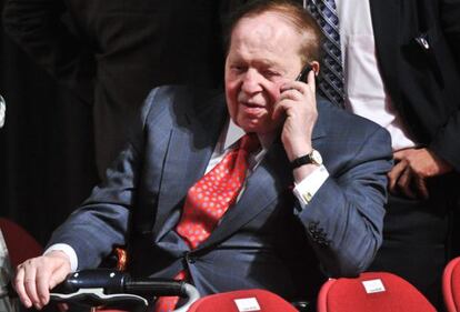 Sheldon Adelson habla por teléfono.