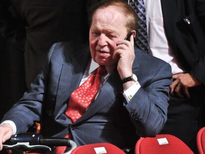Sheldon Adelson habla por teléfono.