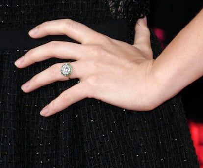 El anillo de compromiso de Olivia Wilde es un diamante de corte redondo que forma parte de un racimo de esmeraldas. Se lo regaló el actor estadounidense Jason Sudeikis, con quien empezó a salir en 2011 y se comprometió dos años después.