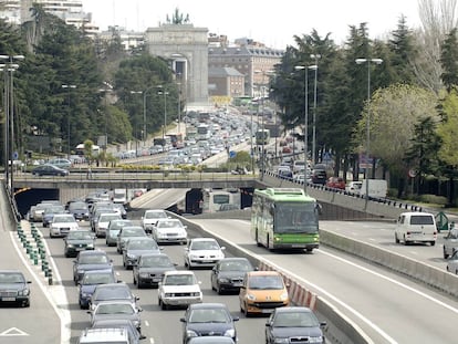 Vista de vehículos en la A-6, en Madrid.