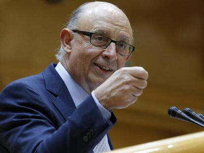 El ministro de Hacienda, Crist&oacute;bal Montoro, en el pleno del Senado