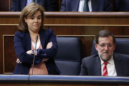 Flanked by Mariano Rajoy, Soraya Sáenz de Santamaría replies to the Socialist spokeswoman's accusations in Congress.