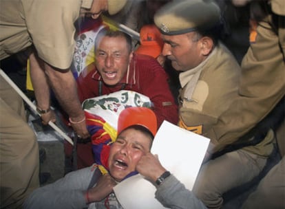 La policía india detiene a tibetanos que protestan con una marcha en Dehra (India).