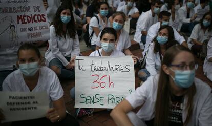 Médicos Internos Residentes (MIR) se manifestaron el pasado lunes en las proximidades del Departament de Salut de la Generalitat de Cataluña.
