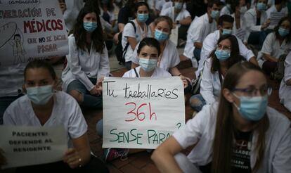 Médicos Internos Residentes (MIR) se manifestaron el pasado lunes en las proximidades del Departament de Salut de la Generalitat de Cataluña. 