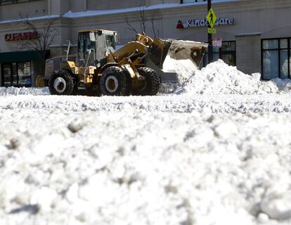 Un veh&iacute;culo retira la nieve en Boston.