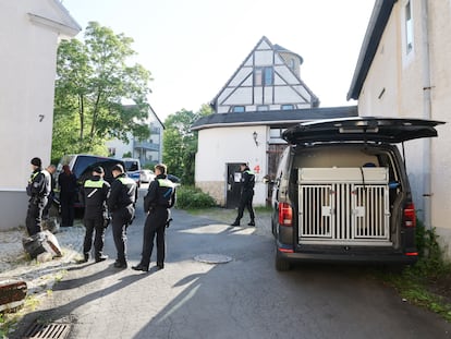 Agentes de policía registran un edificio tras la prohibición del grupo de 'Reichsbürger' (Reino de Alemania) por parte del Ministro Federal del Interior en Gera (Alemania)