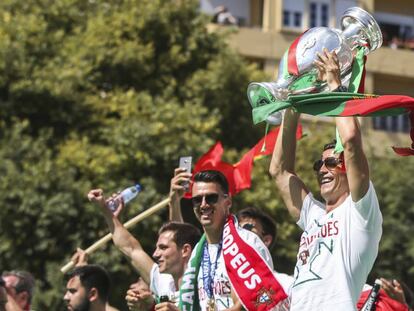 Cristiano Ronaldo celebra la Eurocopa en las calles de Lisboa. 