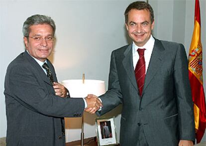 El presidente del Gobierno, José Luis Rodríguez Zapatero, saluda al presidente de ICV, Joan Saura.