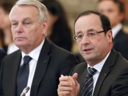 El presidente francés, Francois Hollande, (d.) y el primer ministro Jean-Marc Ayrault, este miércoles, en París.