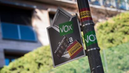 Pegatinas de Vox en un parquímetro del barrio de Tres Torres, en Barcelona.