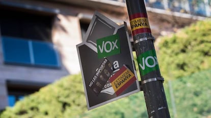 Pegatinas de Vox en un parquímetro del barrio de Tres Torres, en Barcelona.