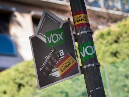 Pegatinas de Vox en un parquímetro del barrio de Tres Torres, en Barcelona.