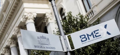Señal en la calle que indica la Bolsa en Madrid