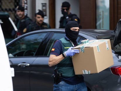Un guardia civil durante el registro al domicilio de uno de los miembros de los ERT en Sabadell.