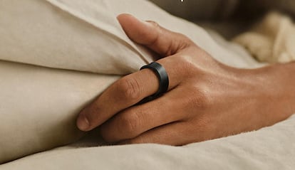 Samsung Galaxy Ring utilizado en una cama