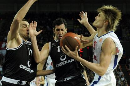 Los jugadores del Gescrap Álex Mumbru y Axel Hervelle disputan un balón a Andrei Kirilenko, del CSKA Moscú, en un partido de la Euroliga.