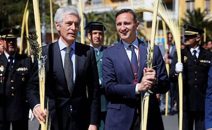 El 'número dos' del PP al Congreso por Madrid, Alfonso Suárez Illana, junto al presidente de la Diputación de Alicante, César Sánchez, durante la Procesión de la Palma en Alicante.