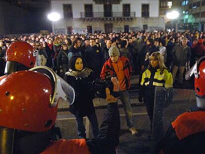 Uno de los asesinos del ex edil de UCD Ramón Baglietto, Kandido Azpiazu, en el centro, antes de la manifestación.