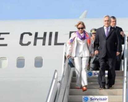 Imagen cedida este 30 de mayo, por Presidencia de Chile que muestra al presidente chileno, Sebastián Piñera (d), y su esposa Cecilia Morel (i), a su llegada al aeropuerto Internacional Macdonald-Cartier, en Ottawa (Canadá).