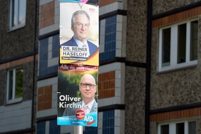 Carteles electorales de la CDU (arriba), con el candidato y actual presidente Reiner Haseloff, y de Alternativa para Alemania, con Oliver Kirchner, en la capital de Sajonia-Anhalt, Magdeburgo.