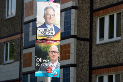 Carteles electorales de la CDU (arriba), con el candidato y actual presidente Reiner Haseloff, y de Alternativa para Alemania, con Oliver Kirchner, en la capital de Sajonia-Anhalt, Magdeburgo.