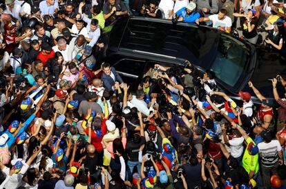 Juan Guaidó saluda a la multitud reunida para la gran marcha opositora de este sábado.