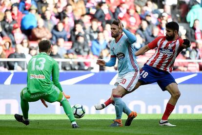 El portero del Celta, Rubén Blanco, para un balón lanzado por el jugador del Atlético de Madrid, Diego Costa, el 11 de marzo de 2018.