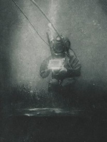 Primera fotografia subaquàtica, del 1899. Exposada a Jules Verne: els límits de la imaginació.