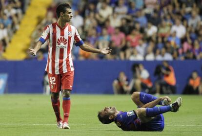 Kader, tras derribar a un rival del Levante.