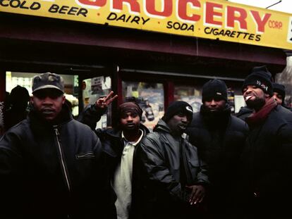 Foto de Clan Wu-Tang. "El día más frío de febrero, un pequeño grupo y yo fuimos a Staten Island para entrevistar a los Wu. Method Mad escupió una rima increíble ese día. Como muchos artistas, los captamos antes que la fama y la fortuna", explica el fotógrafo Peter Spirer.