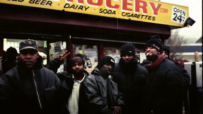 Foto de Clan Wu-Tang. "El día más frío de febrero, un pequeño grupo y yo fuimos a Staten Island para entrevistar a los Wu. Method Mad escupió una rima increíble ese día. Como muchos artistas, los captamos antes que la fama y la fortuna", explica el fotógrafo Peter Spirer.