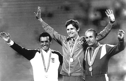 Llopart (izquierda) junto el alemán Hartwig Gauder, medalla de oro, y el ruso Yvchenko, bronce, en el podio de los Juegos Olímpicos de Moscú 80.