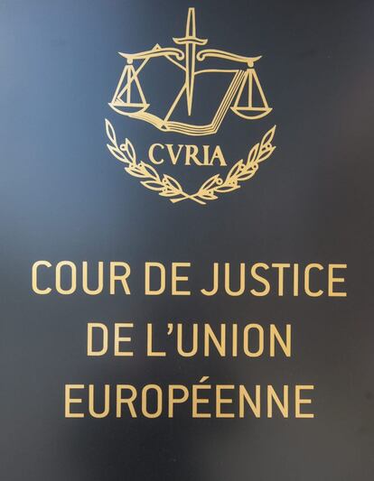 Fotografía de archivo del 25 de junio de 2014 que muestra el logotipo del Tribunal de Justicia de la Unión Europea (TJUE) en su sede en Luxemburgo. El TJUE emitió hoy, martes 11 de noviembre de 2014, una sentencia que indica que los países de la UE pueden excluir de algunas de sus ayudas sociales a los ciudadanos comunitarios que se trasladen a uno de ellos sin ejercer una actividad económica y solicitan ese tipo de prestaciones. EFE/Nicolas Bouvy